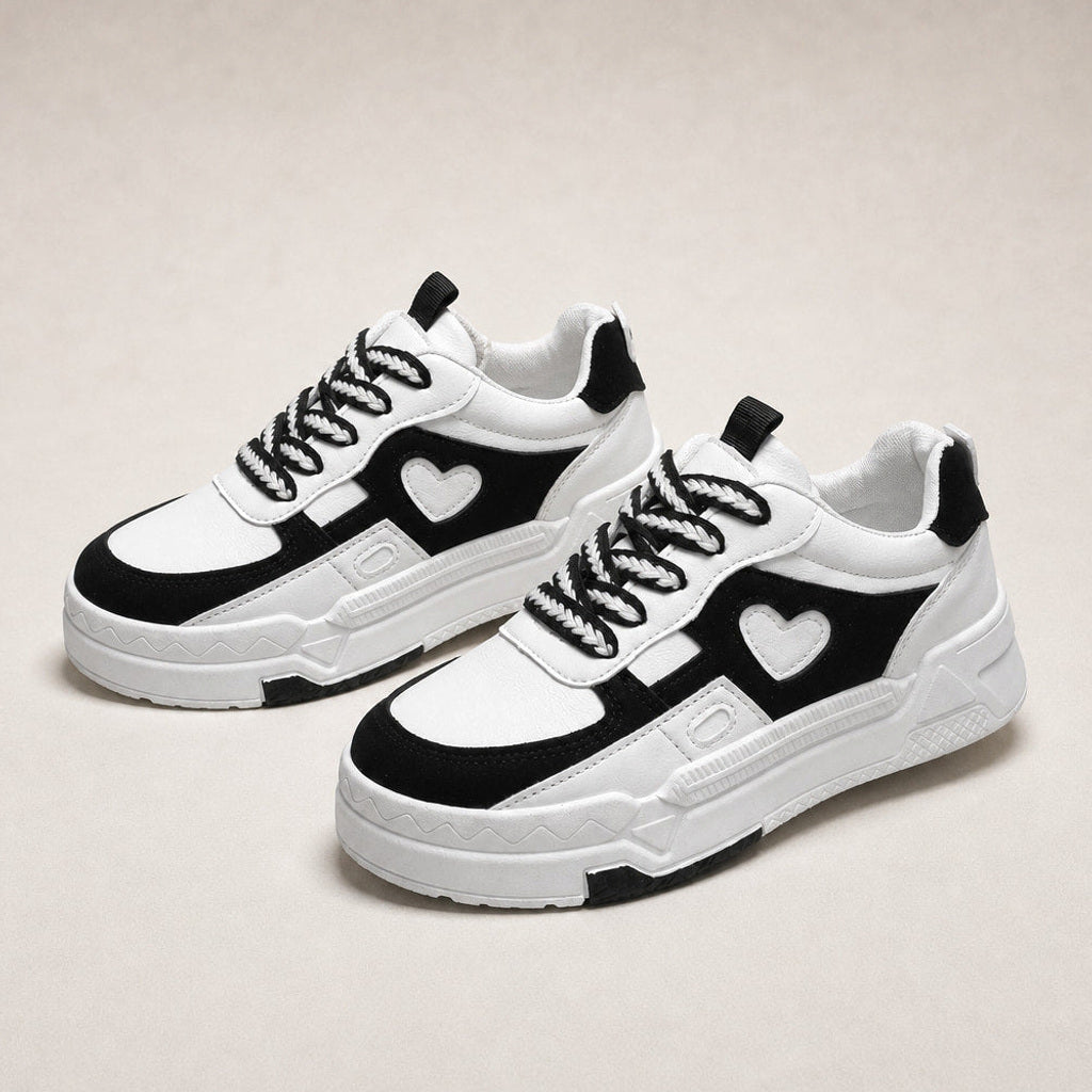Gaudentia | Weisse Sneakers mit Plateausohle und Herzapplikation in Weiß – Premium Editorial