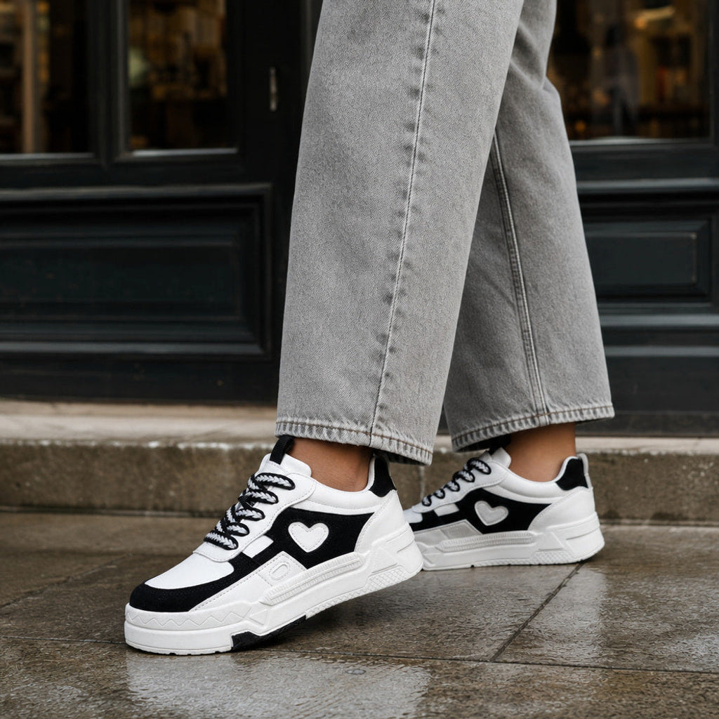 Gaudentia | Weisse Sneakers mit Plateausohle und Herzapplikation Weiß – Gestyltes Editorial-Foto