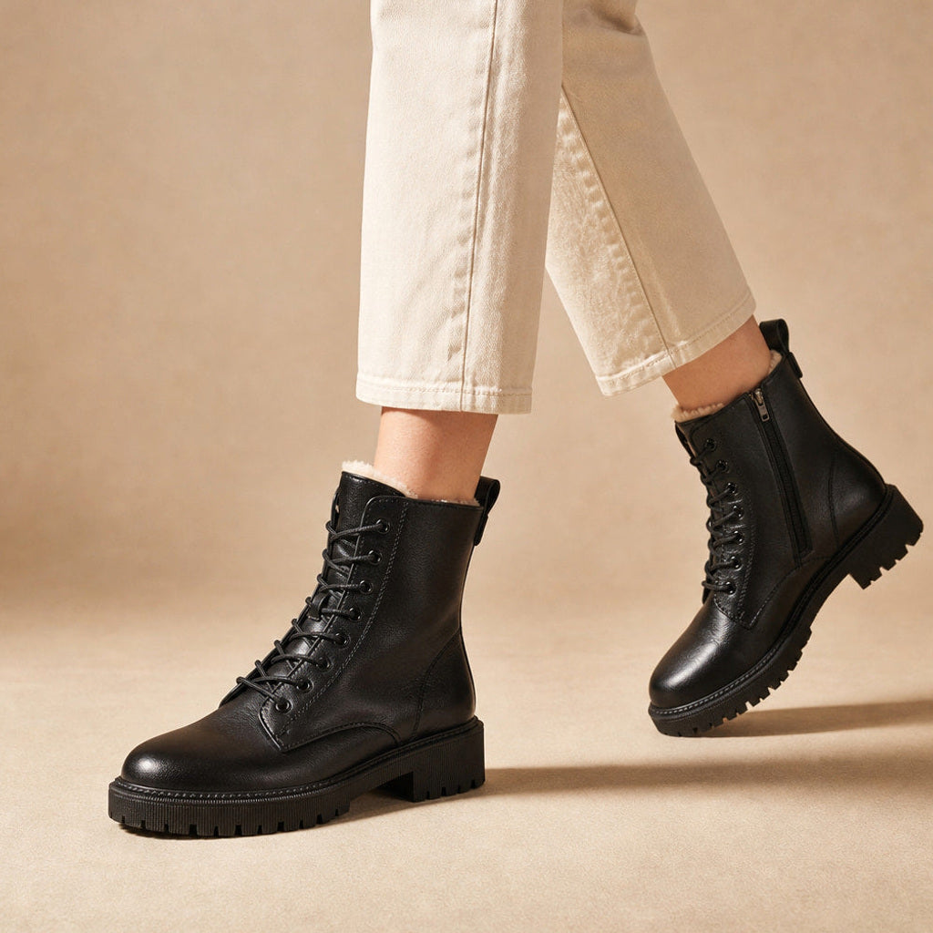 Georgine | Stiefel mit Fleecefutter und Schnürung Schwarz – Produktfoto