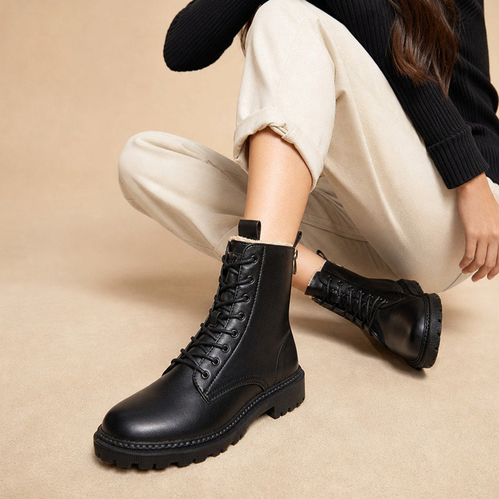 Georgine | Stiefel mit Fleecefutter und Schnürung Schwarz – Premium Editorial