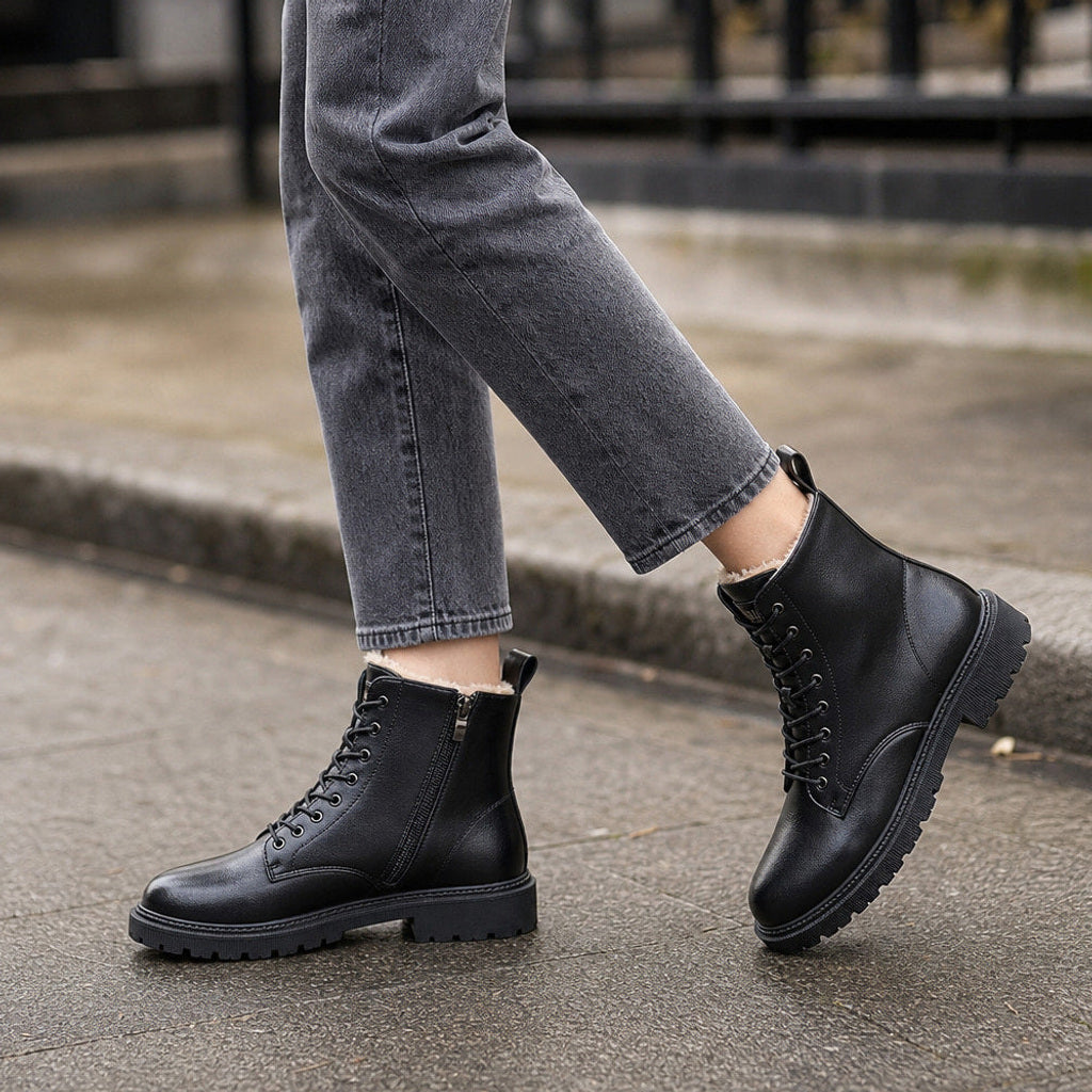 Georgine | Stiefel mit Fleecefutter und Schnürung Schwarz – Gestyltes Editorial-Foto