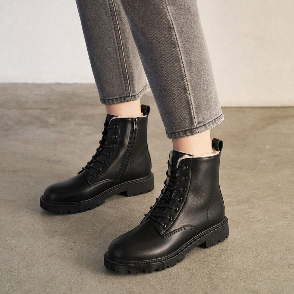 Georgine | Stiefel mit Fleecefutter und Schnürung Schwarz – Produktfoto