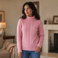 Gerbtraud | Rollkragenpullover mit weichem Fall Pink – Gestyltes Editorial-Foto
