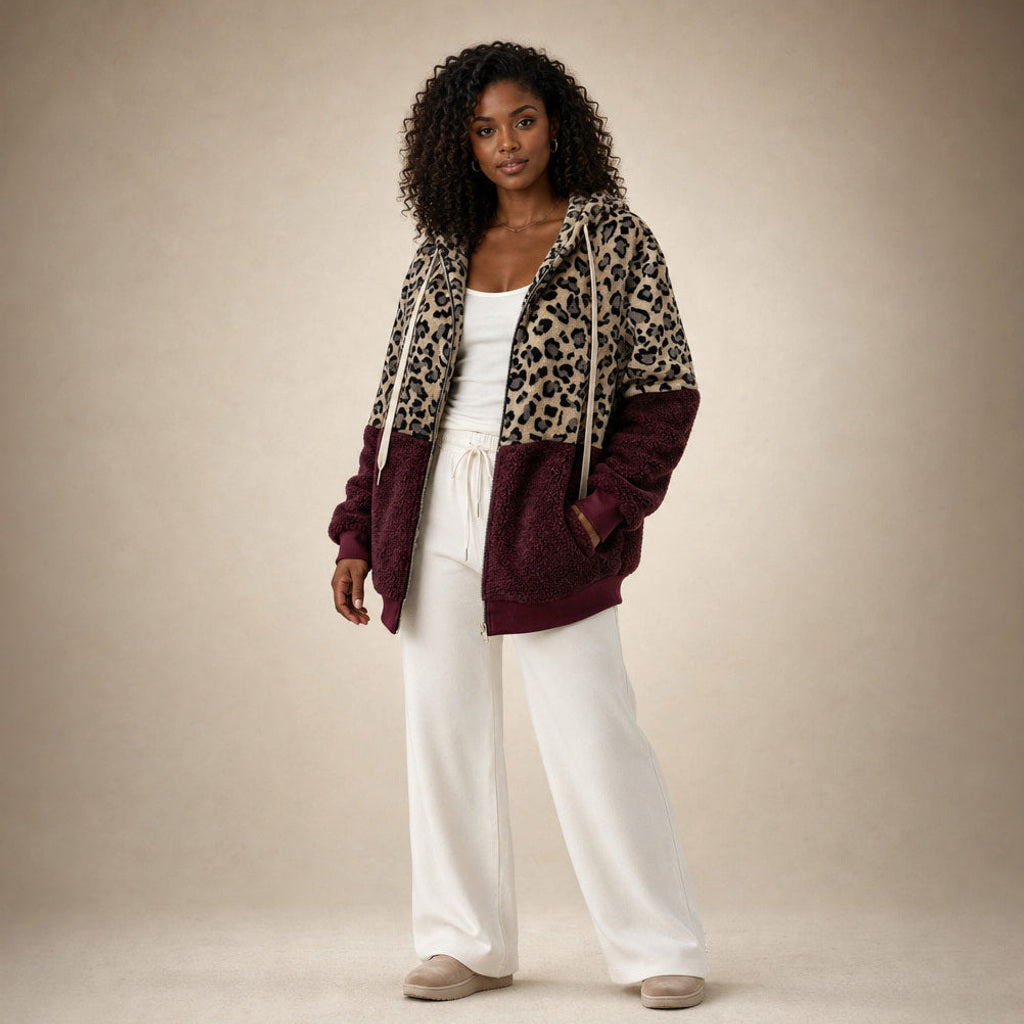 Geretrud | Longline-Kapuzenpullover mit Leopardenmuster in Bordeaux – Premium Editorial