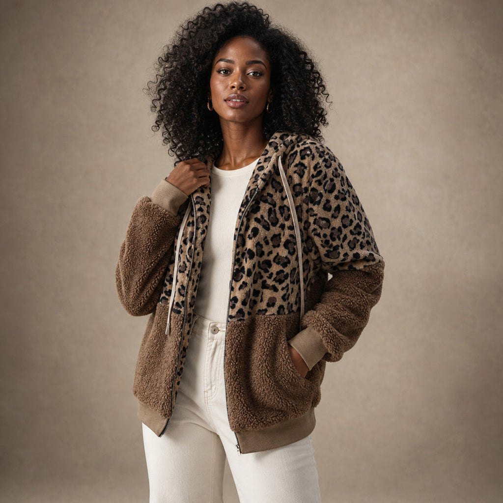 Geretrud | Longline-Kapuzenpullover mit Leopardenmuster Braun – Produktfoto