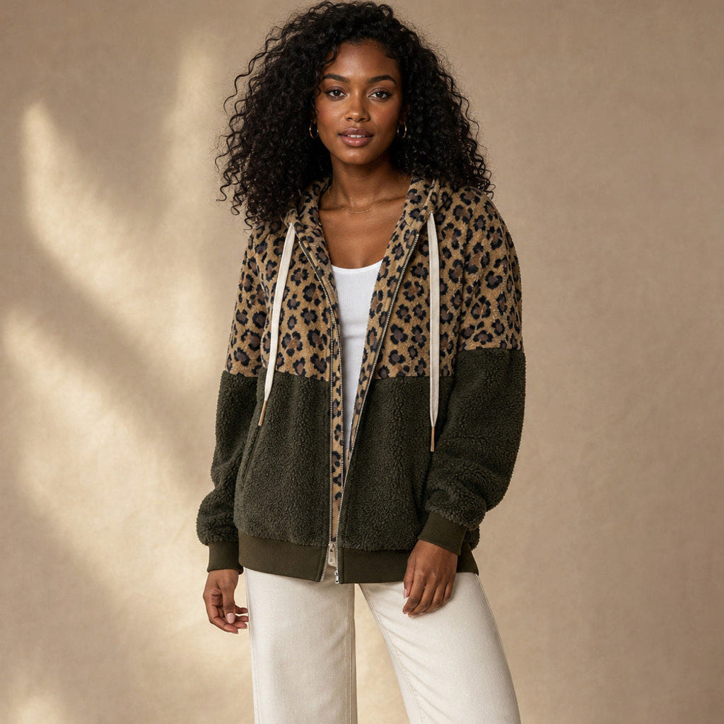 Geretrud | Longline-Kapuzenpullover mit Leopardenmuster in Grün – Premium Editorial