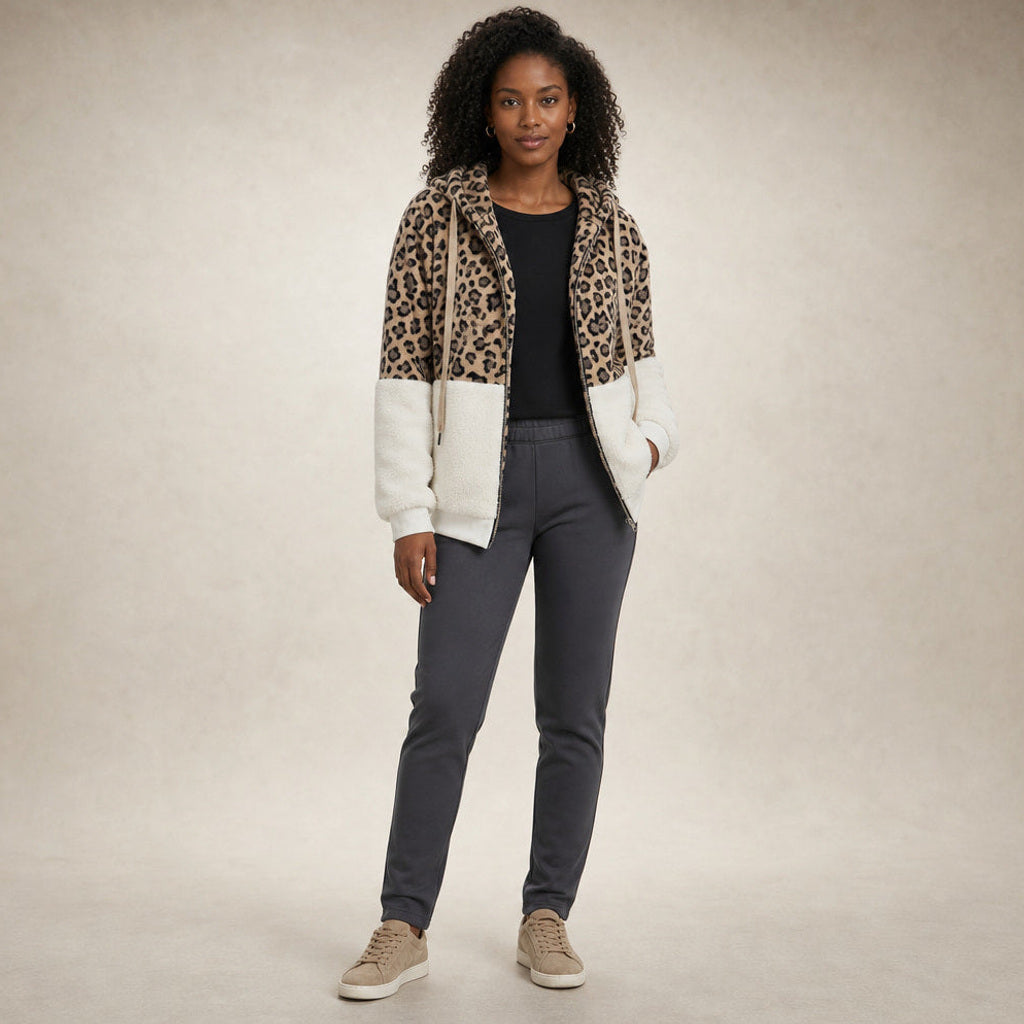 Geretrud | Longline-Kapuzenpullover mit Leopardenmuster Weiß – Gesamtlook