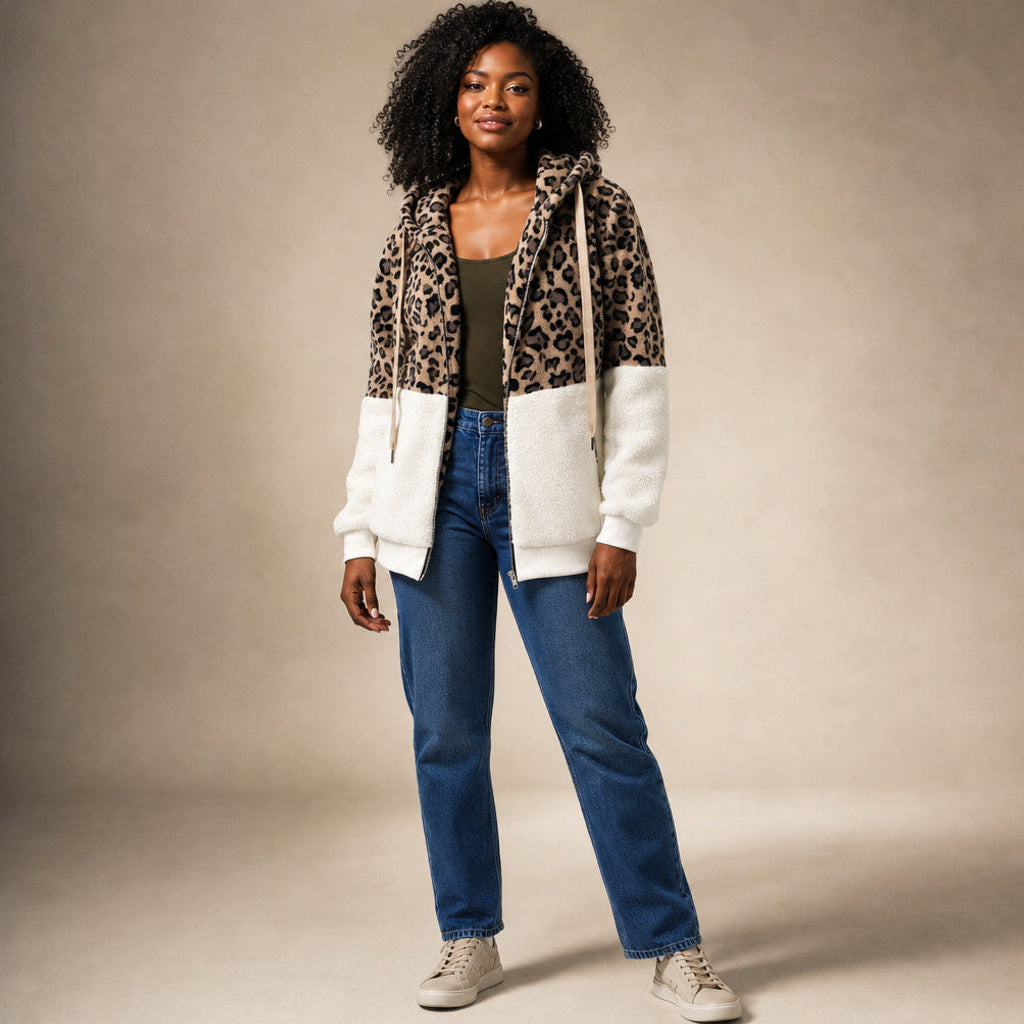 Geretrud | Longline-Kapuzenpullover mit Leopardenmuster in Weiß – Premium Editorial