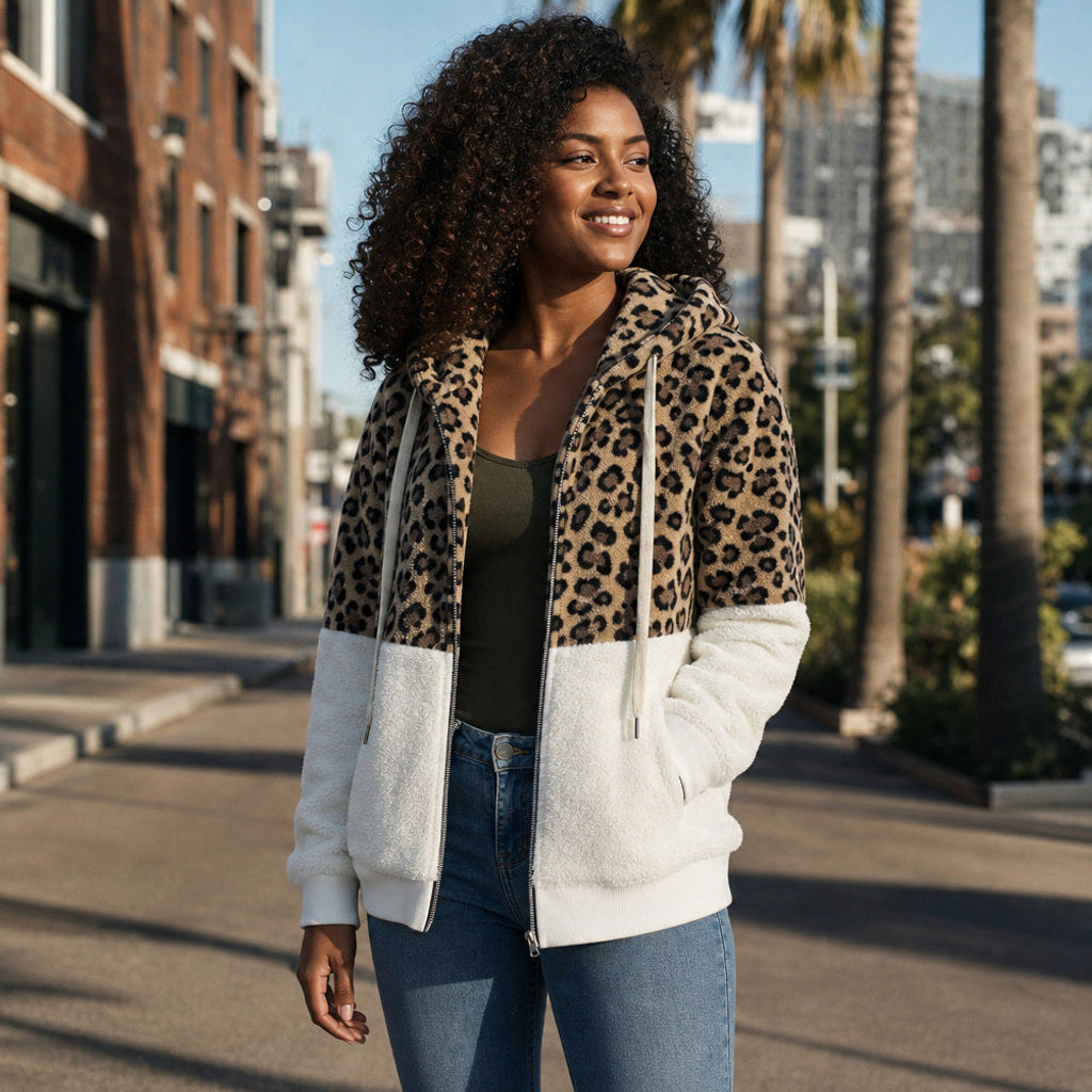 Geretrud | Longline-Kapuzenpullover mit Leopardenmuster Weiß – Gestyltes Editorial-Foto