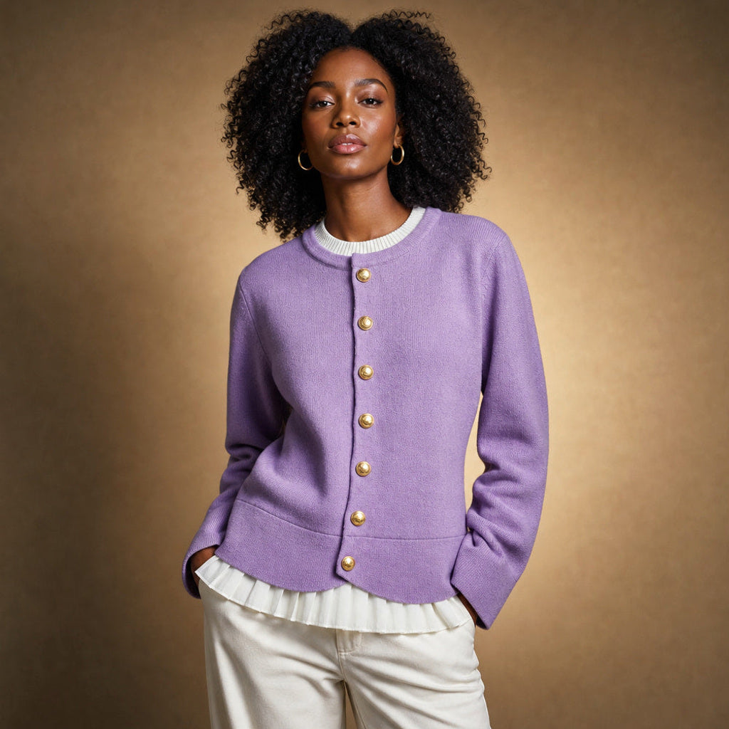 Gerhilt | Pullover aus Merinomischung mit Goldknöpfen in Lila – Premium Editorial