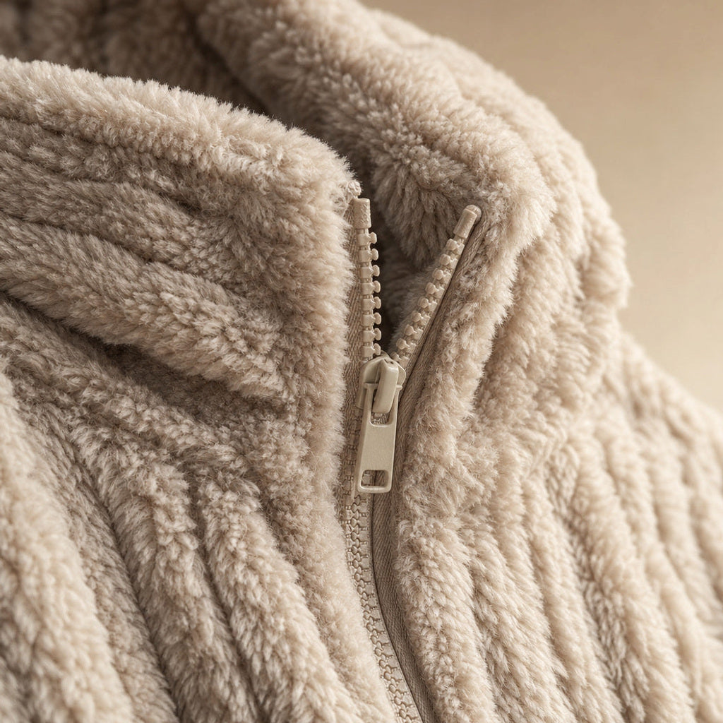 Gertraud | Plüschjacke mit durchgehendem Zip Beige – Stoff- und Detailaufnahme