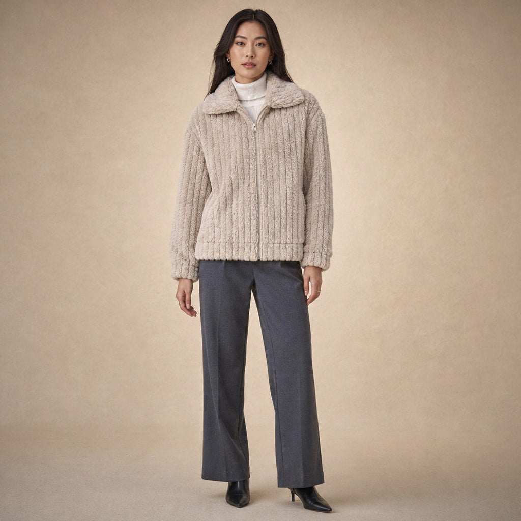 Gertraud | Plüschjacke mit durchgehendem Zip in Beige – Premium Editorial