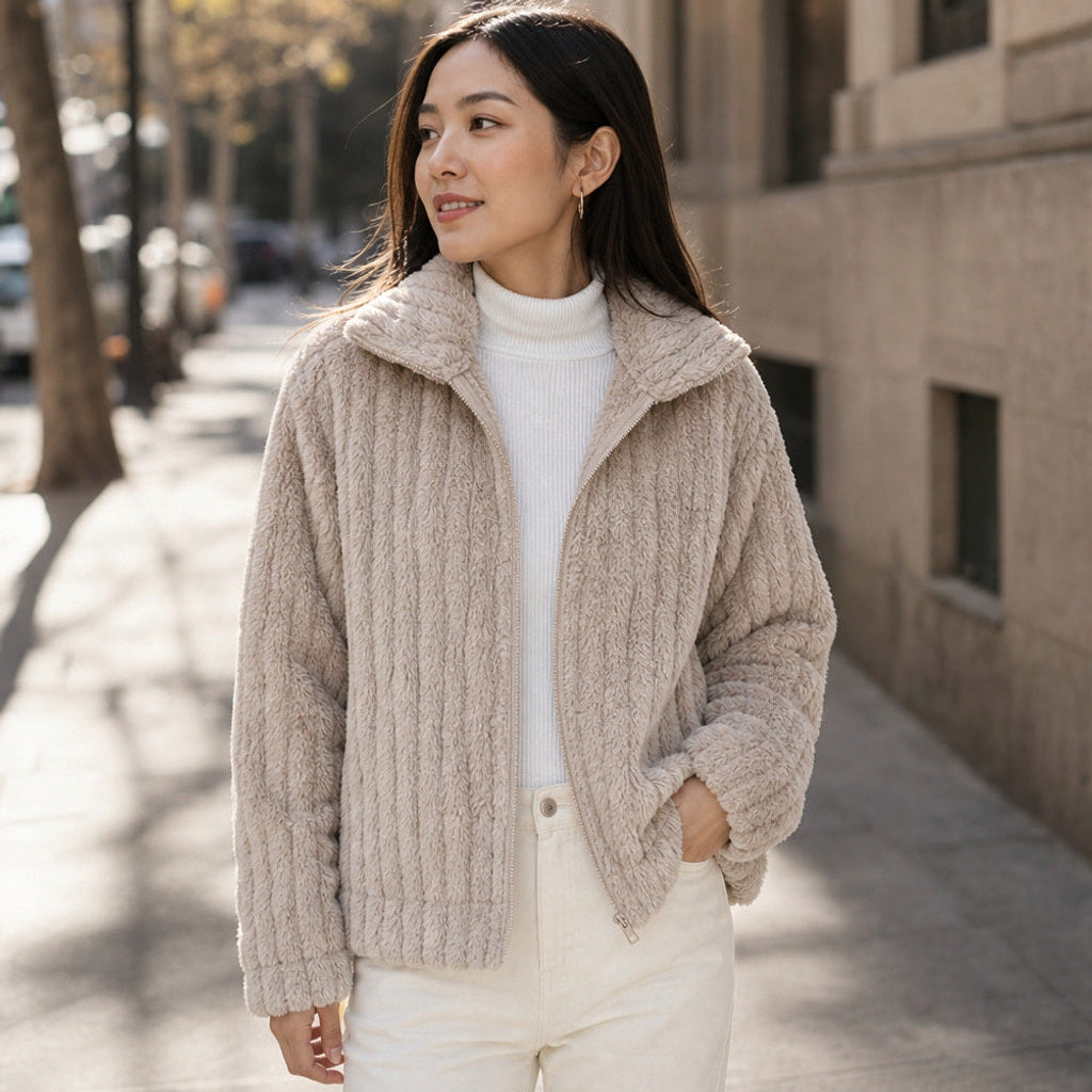 Gertraud | Plüschjacke mit durchgehendem Zip Beige – Gestyltes Editorial-Foto