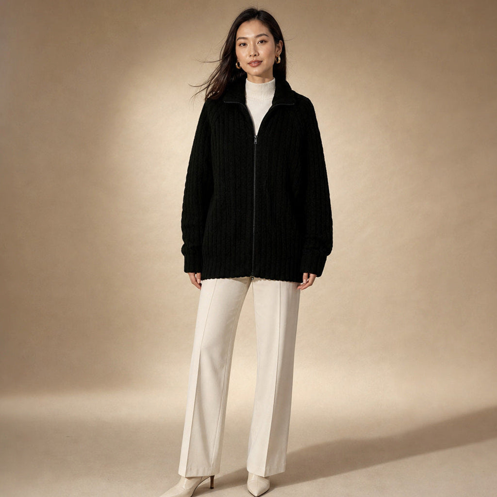 Gertraud | Plüschjacke mit durchgehendem Zip in Schwarz – Premium Editorial