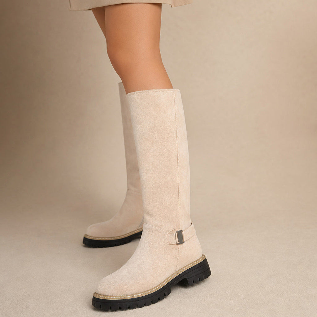 Gilahild | Overknee Stiefel mit Blockabsatz und Grobsohle in Beige – Premium Editorial