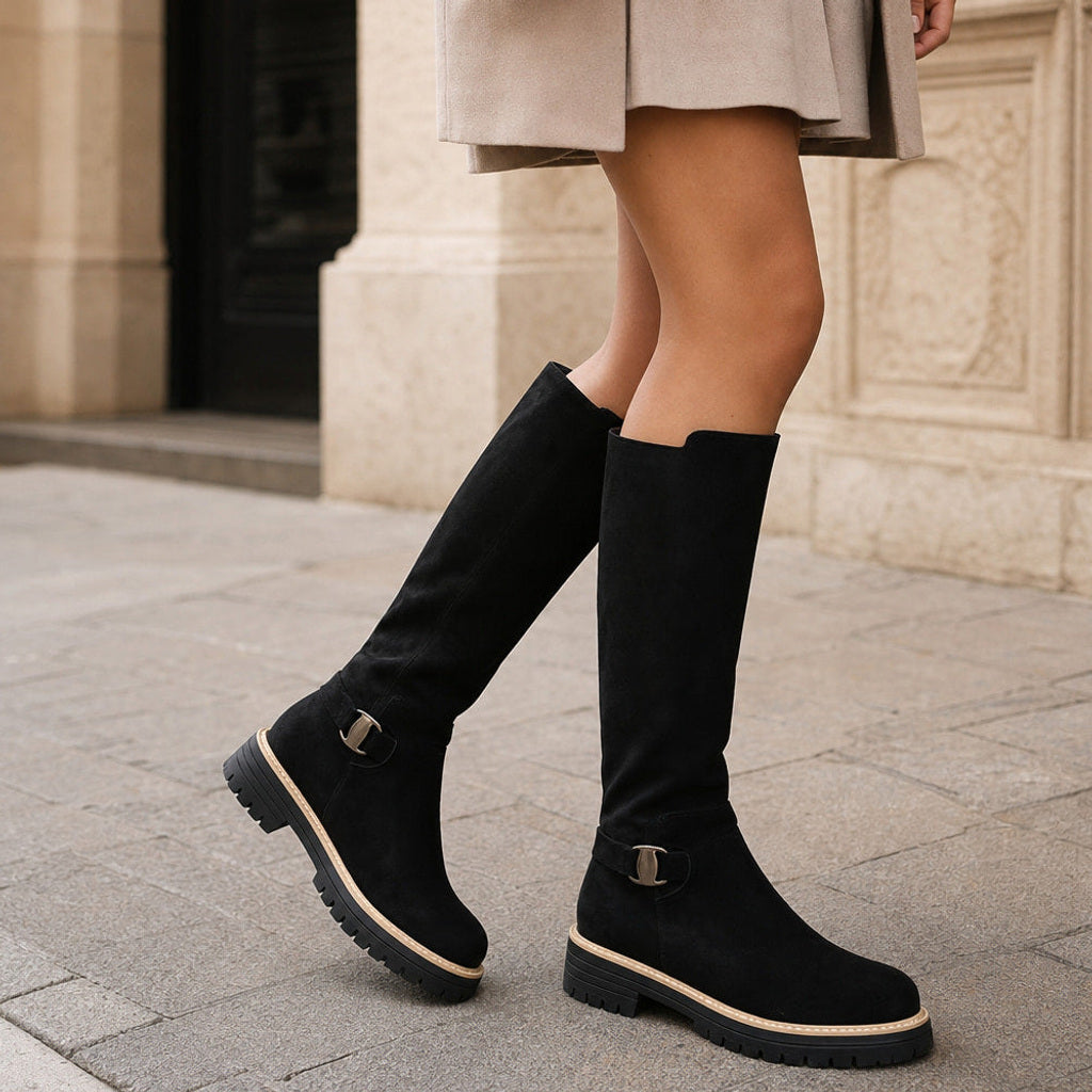 Gilahild | Overknee Stiefel mit Blockabsatz und Grobsohle Schwarz – Gestyltes Editorial-Foto