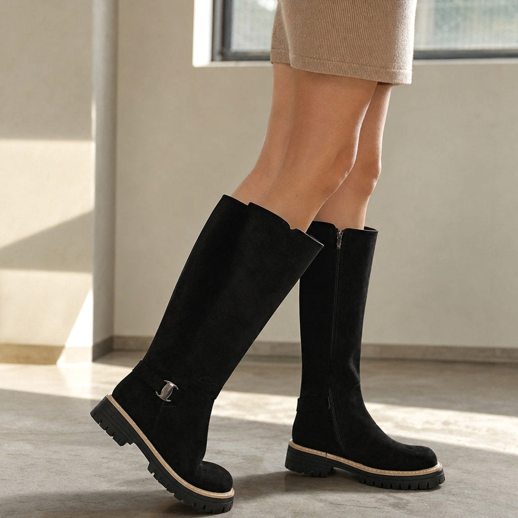 Gilahild | Overknee Stiefel mit Blockabsatz und Grobsohle – Gestyltes Editorial-Foto