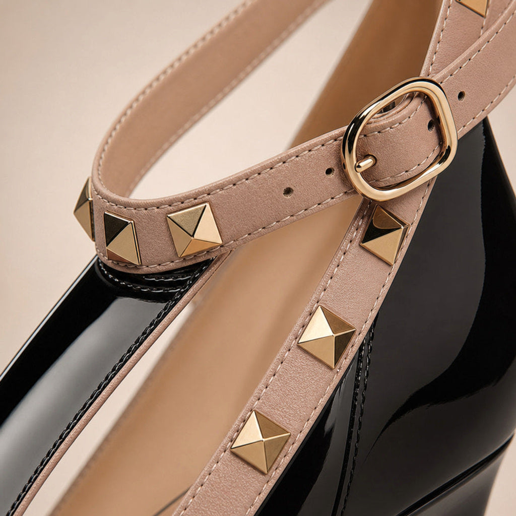 Gisele | Pumps mit Nietenbesatz und Knöchelriemen Schwarz – Stoff- und Detailaufnahme