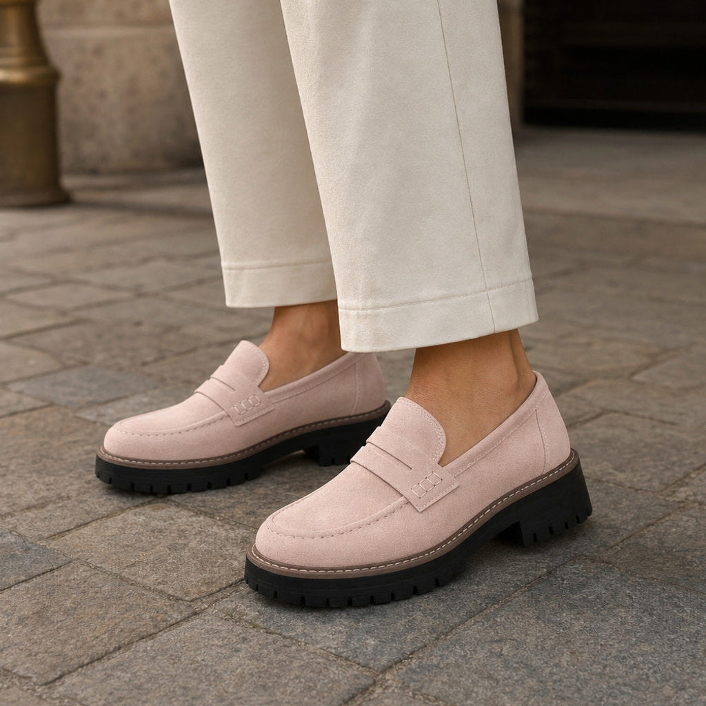 Godehild | Chunky Loafer mit Plateausohle und Rundkappe Pink – Gestyltes Editorial-Foto