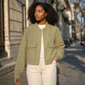 Godehilde | Bouclé Jacke mit Reverskragen und elastischem Saum Helloliv – Gestyltes Editorial-Foto