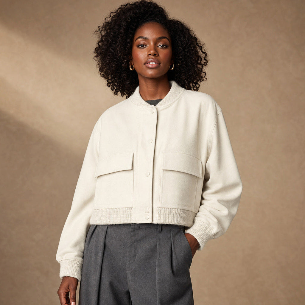 Godehilde | Bouclé Jacke mit Reverskragen und elastischem Saum in Weiß – Premium Editorial