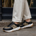 Gothilde | Plateau Sneaker mit Leopardenprint-Panel – Produktfoto