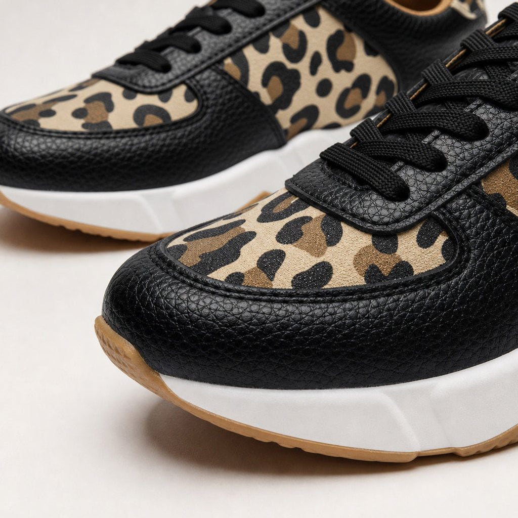 Gothilde | Plateau Sneaker mit Leopardenprint-Panel Schwarz – Stoff- und Detailaufnahme