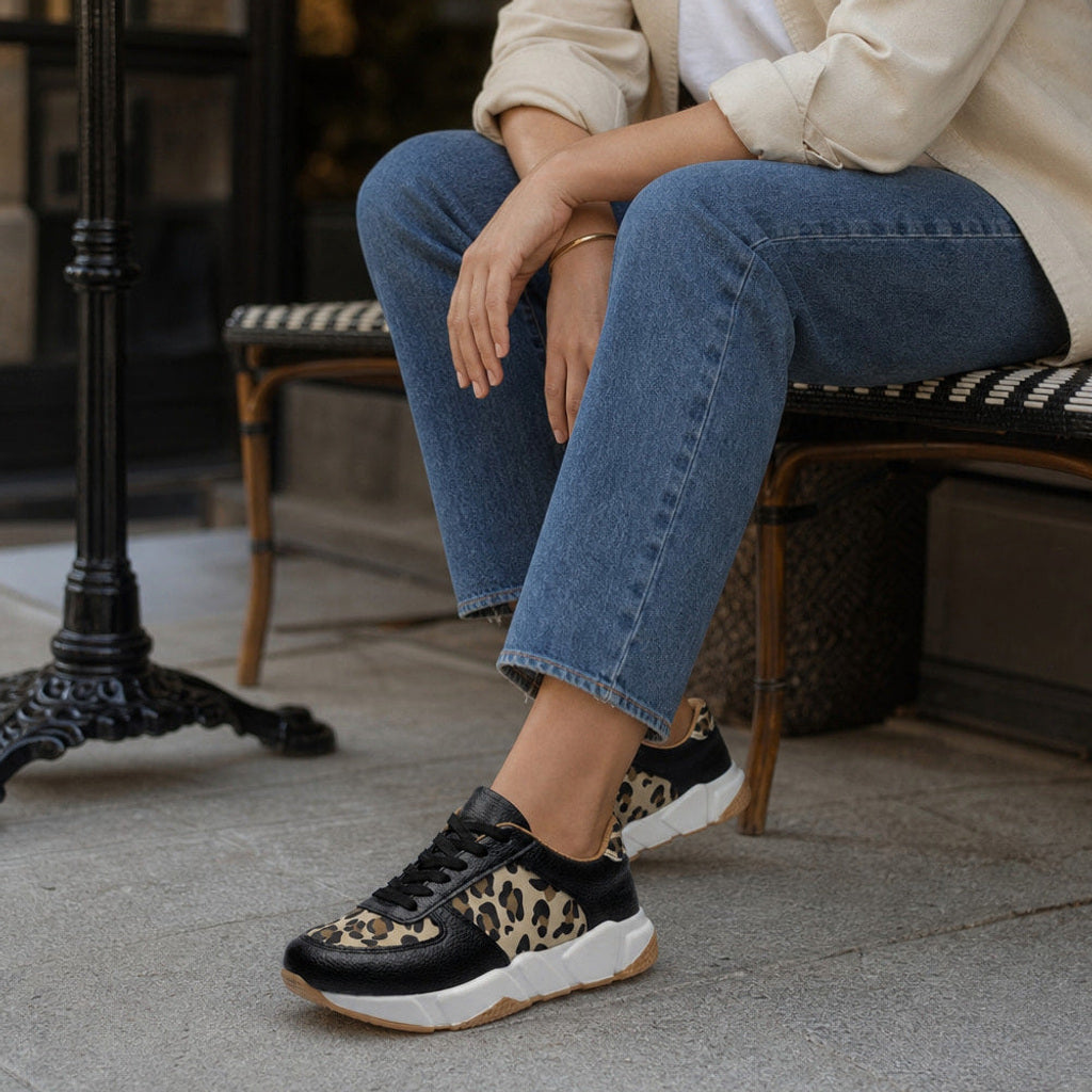 Gothilde | Plateau Sneaker mit Leopardenprint-Panel Schwarz – Gestyltes Editorial-Foto