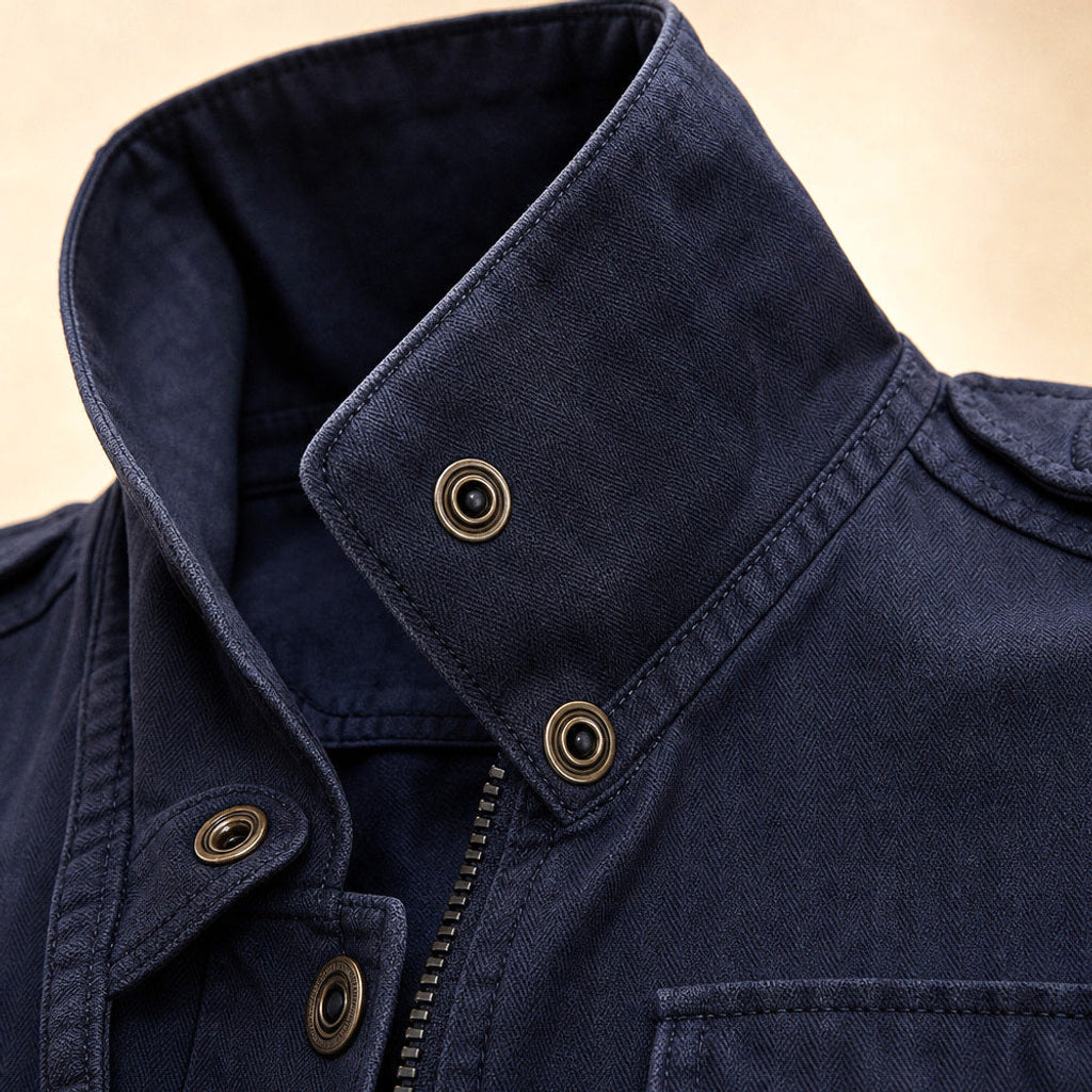 Gottlinde | Utility-Jacke mit Taillennaht und Pattentaschen Blau – Stoff- und Detailaufnahme