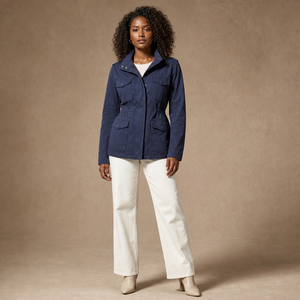 Gottlinde | Utility-Jacke mit Taillennaht und Pattentaschen in Blau – Premium Editorial
