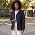 Gottlinde | Utility-Jacke mit Taillennaht und Pattentaschen Blau – Gestyltes Editorial-Foto
