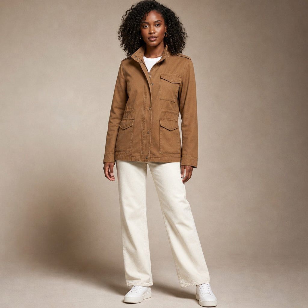 Gottlinde | Utility-Jacke mit Taillennaht und Pattentaschen in Braun – Premium Editorial