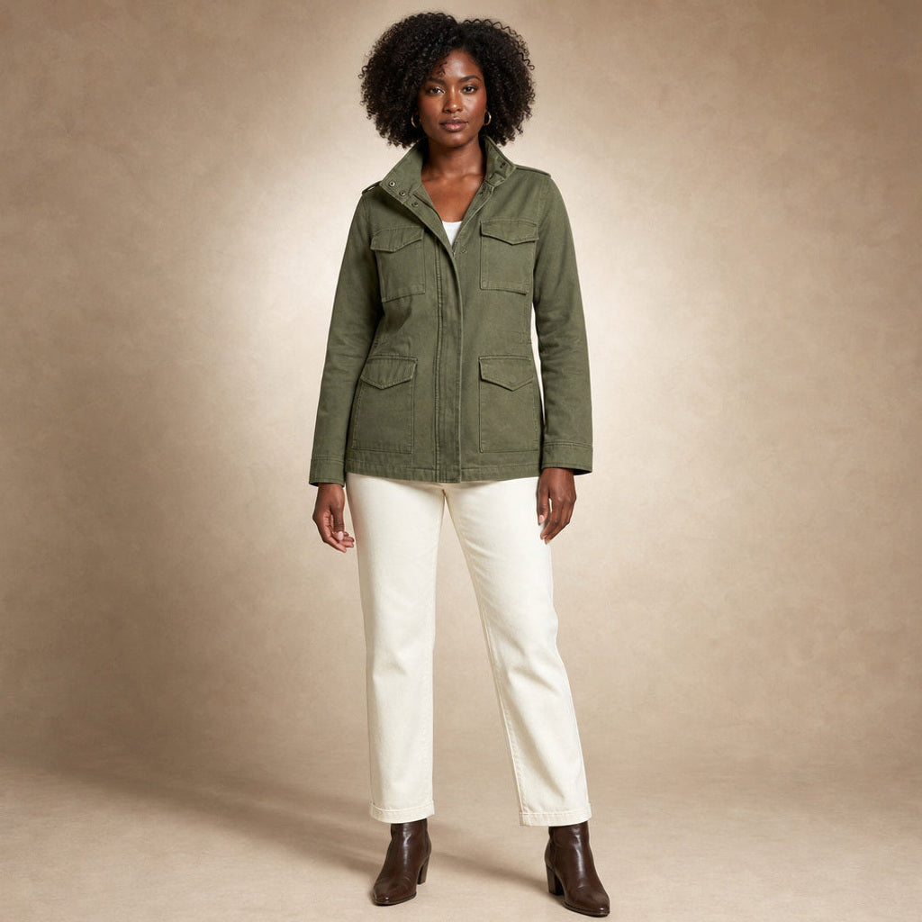 Gottlinde | Utility-Jacke mit Taillennaht und Pattentaschen in Grün – Premium Editorial