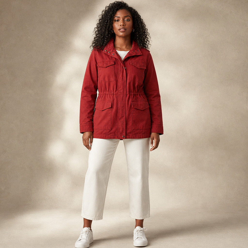 Gottlinde | Utility-Jacke mit Taillennaht und Pattentaschen in Rot – Premium Editorial