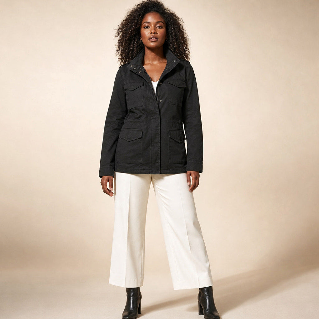 Gottlinde | Utility-Jacke mit Taillennaht und Pattentaschen in Schwarz – Premium Editorial
