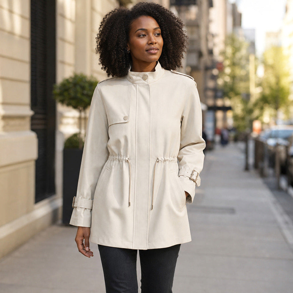Gretel | Kurzer Trenchcoat mit Bindegürtel Weiß – Gestyltes Editorial-Foto