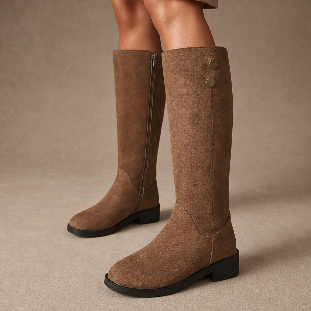 Guenever | Overknee Stiefel mit Goldknöpfen Braun – Produktfoto