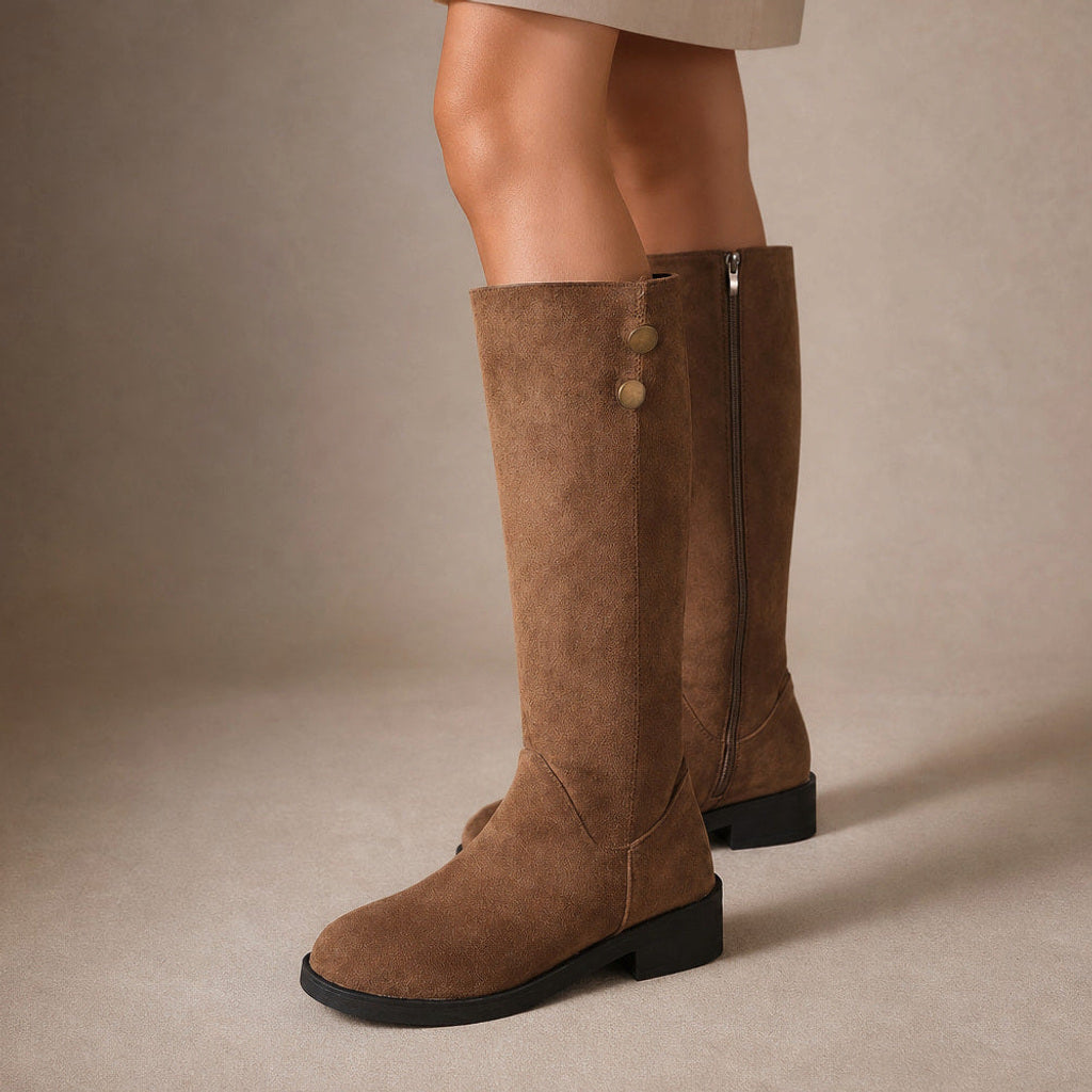 Guenever | Overknee Stiefel mit Goldknöpfen in Braun – Premium Editorial
