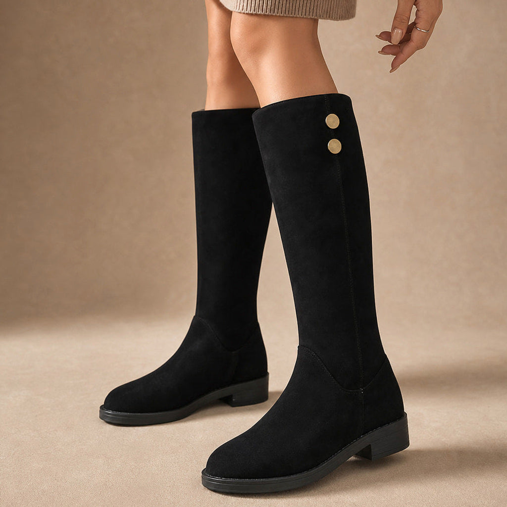Guenever | Overknee Stiefel mit Goldknöpfen in Schwarz – Premium Editorial