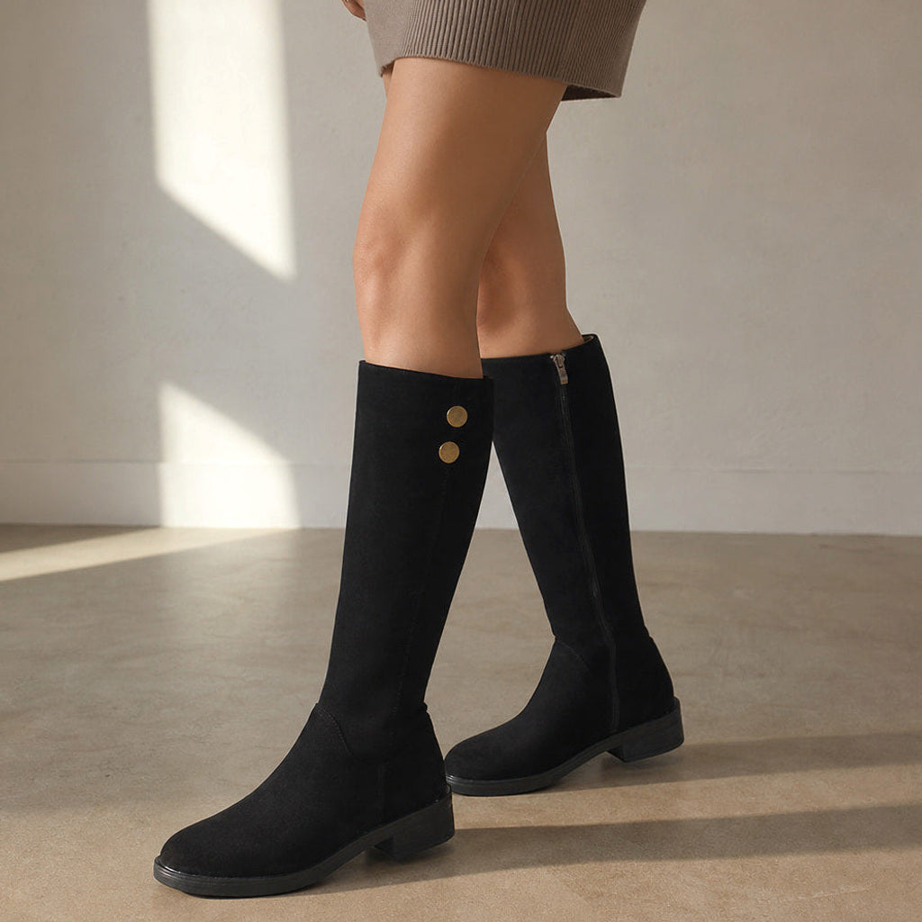 Guenever | Overknee Stiefel mit Goldknöpfen – Gestyltes Editorial-Foto