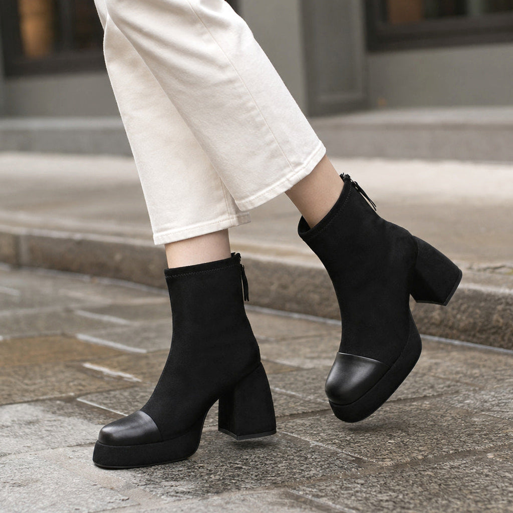 Gunhild | Chelsea Boots mit Gummizug und Polstersohle Schwarz – Gestyltes Editorial-Foto