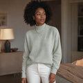 Gunnhild | Rollkragenpullover mit Ripp-Bündchen Hellgrün – Gestyltes Editorial-Foto