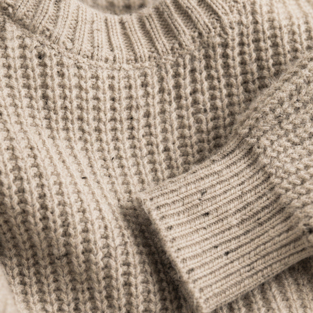Haedwig | Rollkragenpullover mit Retro-Strickmuster Beige – Stoff- und Detailaufnahme