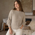 Haedwig | Rollkragenpullover mit Retro-Strickmuster Beige – Gestyltes Editorial-Foto