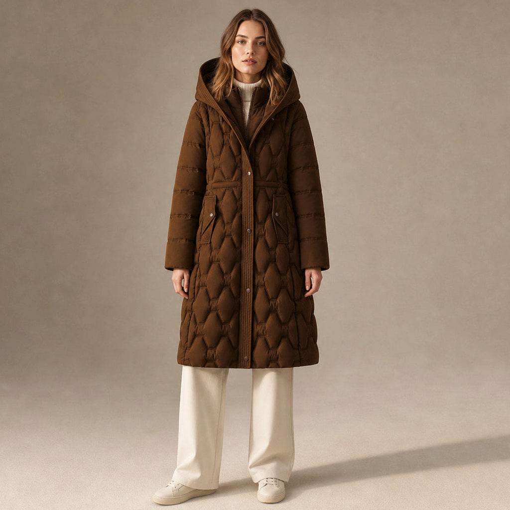 Hartmute | Steppmantel mit Kapuze und Zwei-Wege-Verschluss in Truffle Brown – Premium Editorial