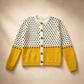Hedwige | Strickjacke mit Punktmuster und Holzknöpfen – Produktfoto