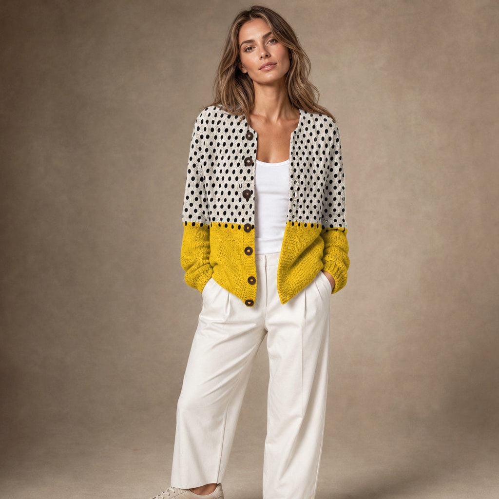 Hedwige | Strickjacke mit Punktmuster und Holzknöpfen – Premium Editorial