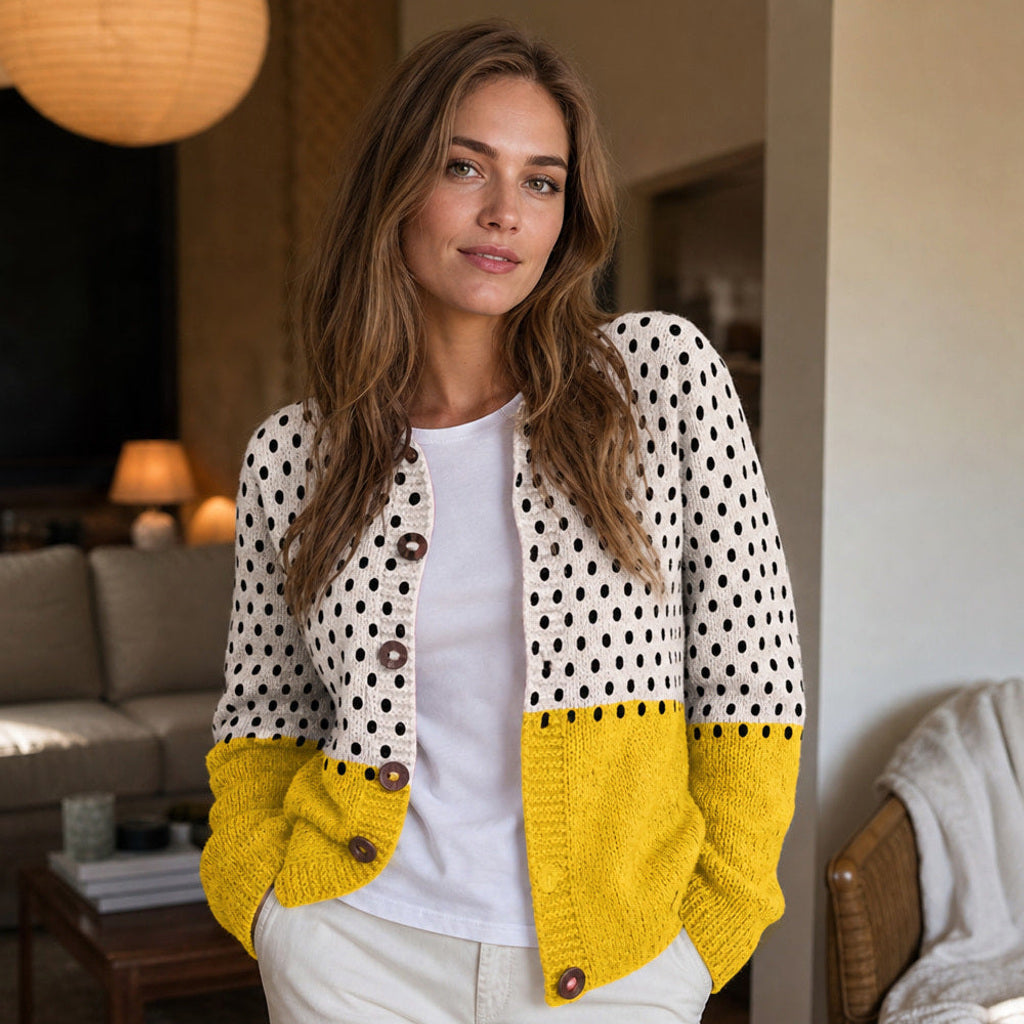 Hedwige | Strickjacke mit Punktmuster und Holzknöpfen – Gestyltes Editorial-Foto