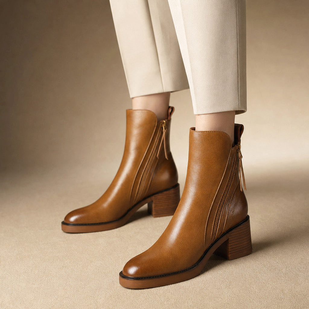 Heilwig | Chelsea Boots aus Leder mit Blockabsatz in Braun – Premium Editorial