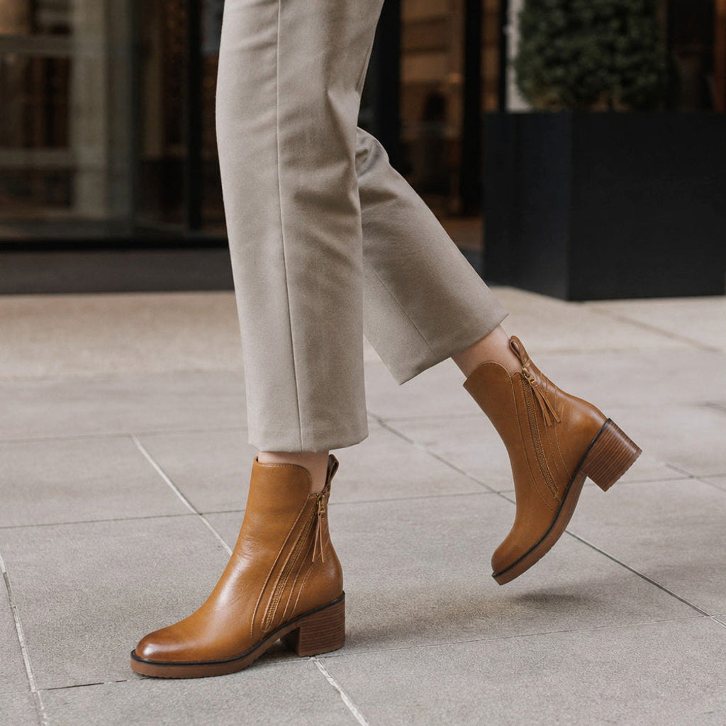 Heilwig | Chelsea Boots aus Leder mit Blockabsatz Braun – Gestyltes Editorial-Foto